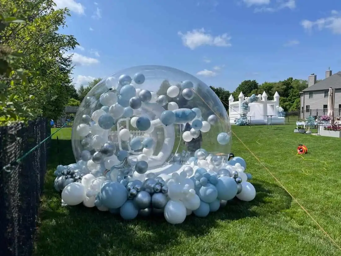 bubble house posé dans un jardin