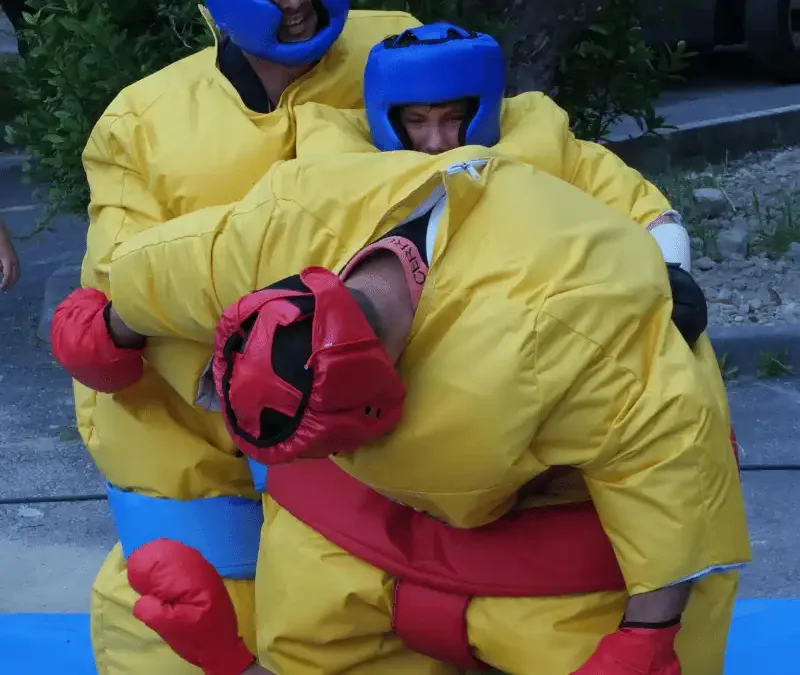 deux enfants jouant au sumo durant une location de sumo gonflable