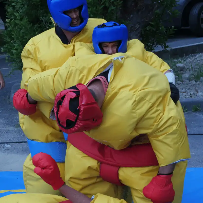 deux enfants jouant au sumo durant une location de sumo gonflable