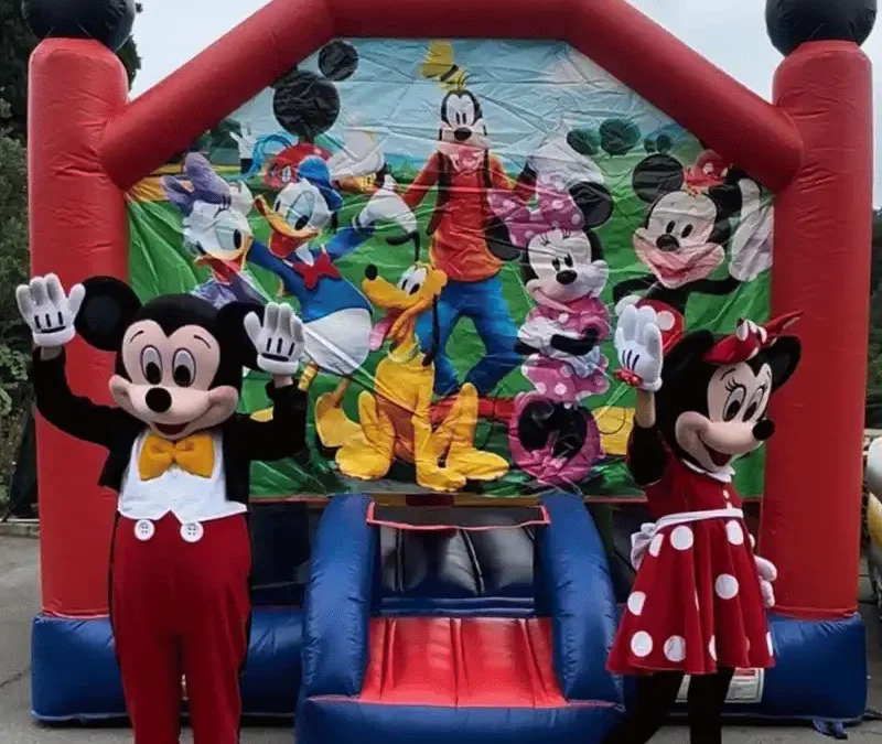 deux mascottes Disney devant une location de château gonflable mickey