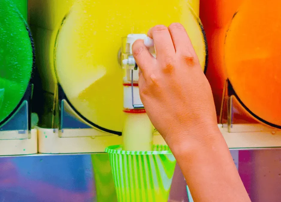 main se servant de la granita durant une location de machine granita
