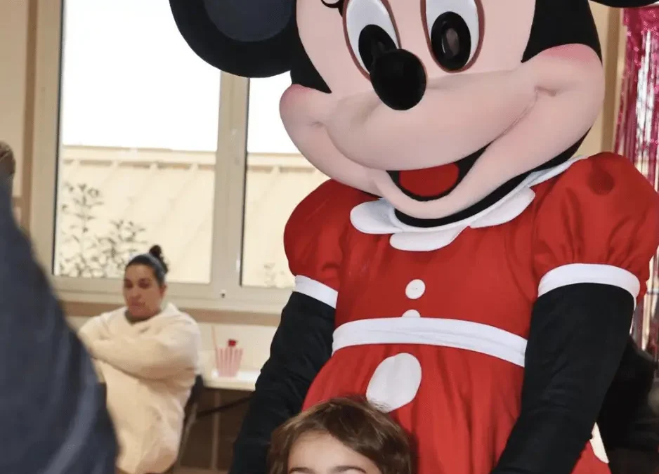 mascotte minnie mouse avec une petite fille