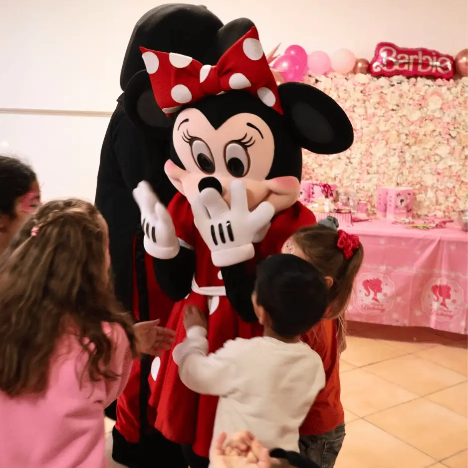 mascotte minnie mouse qui joue avec des enfants