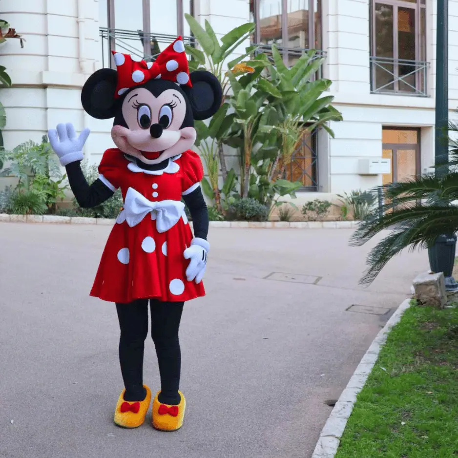 mascotte minnie mouse qui salue avec sa main