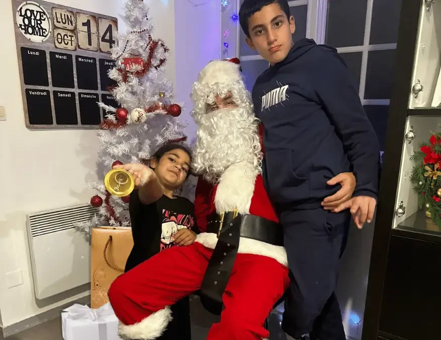 père noël à domicile avec deux enfants dans un appartement