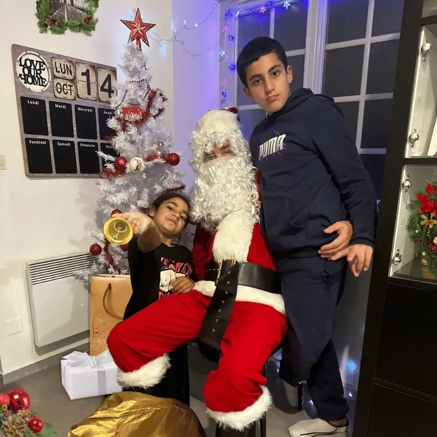 père noël à domicile avec deux enfants dans un appartement