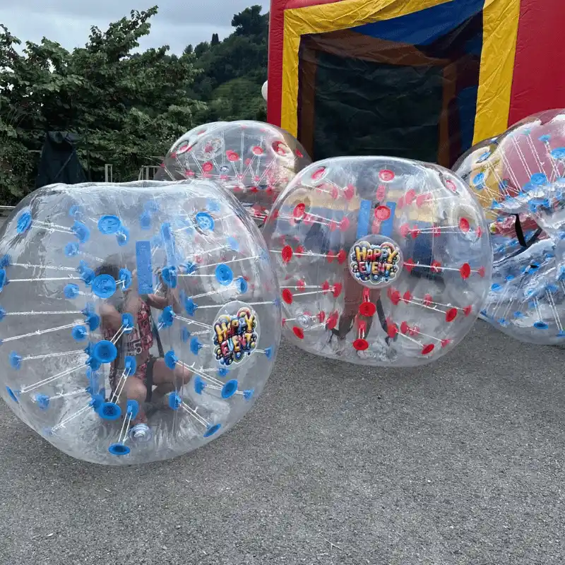 quatre locations de bubble foot en extérieur