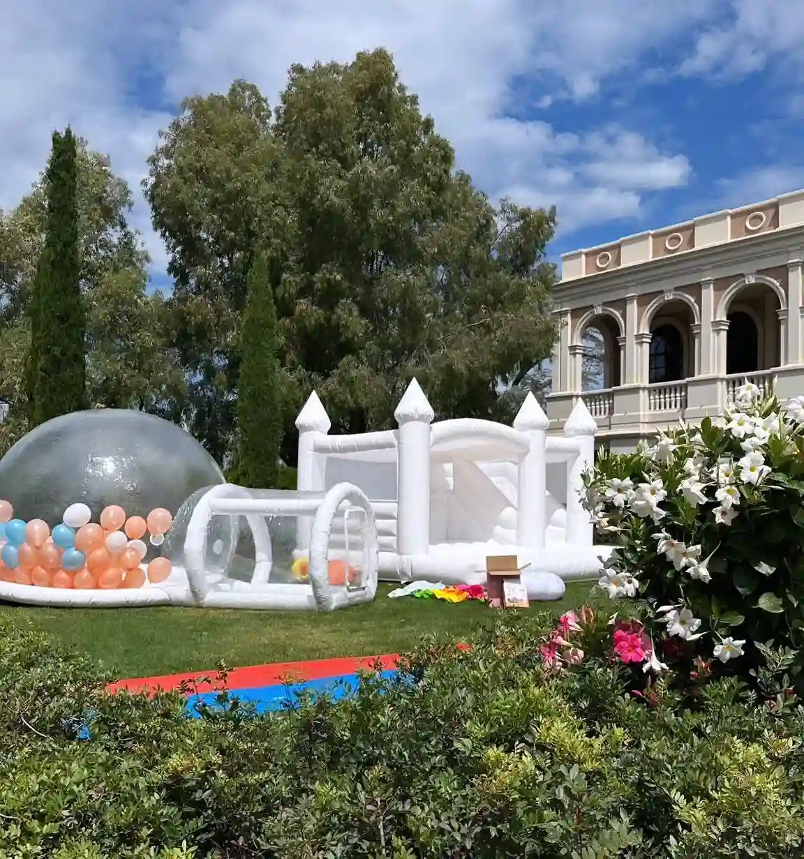 vue trois quarts d'une location de château gonflable blanc à monaco