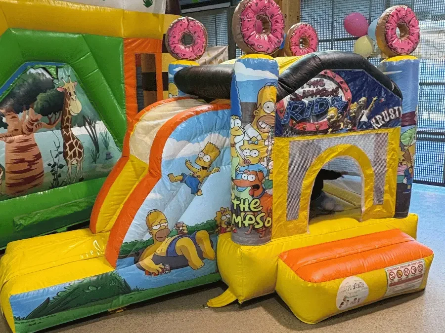 Vue trois quarts du château gonflable Simpson