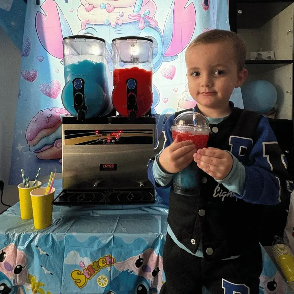 Enfant à côté d'une machine à granita plan 2