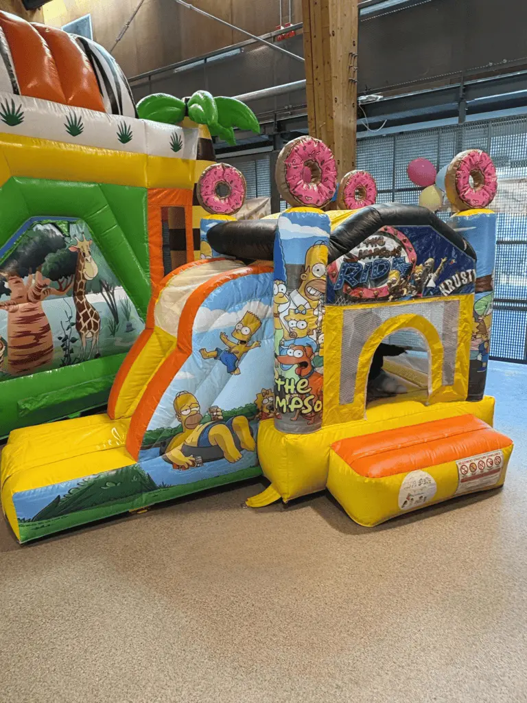 Vue trois quarts du château gonflable Simpson