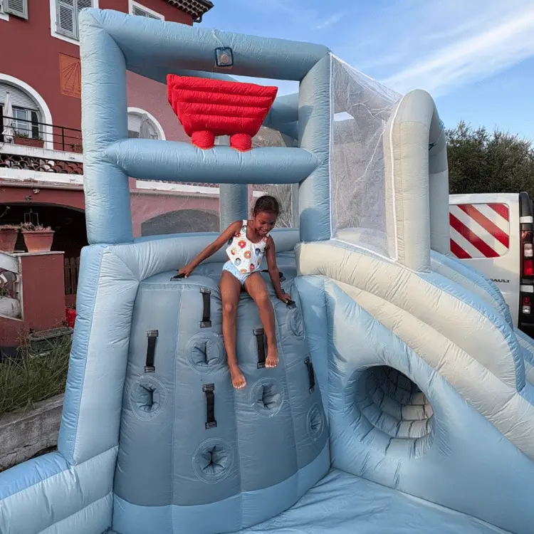 Escalade de la structure aquatique