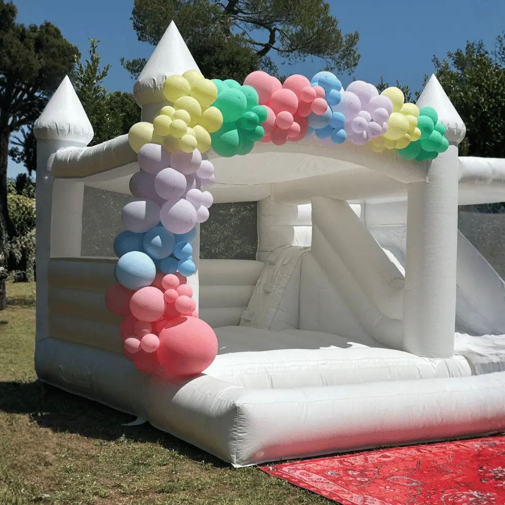 Location arcge de ballons sur un chateau gonflable blanc