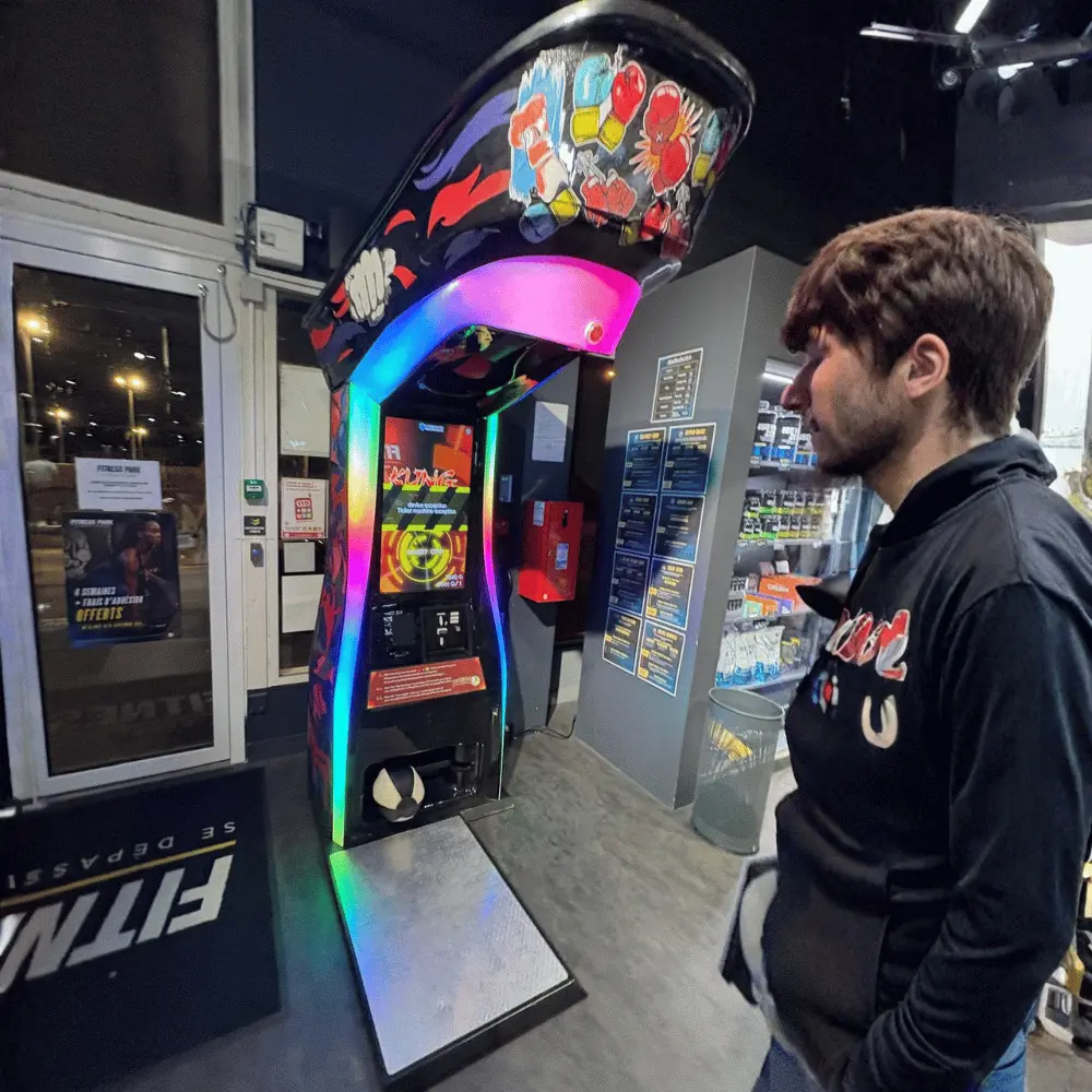 Personne qui va frapper dans la machine punching ball